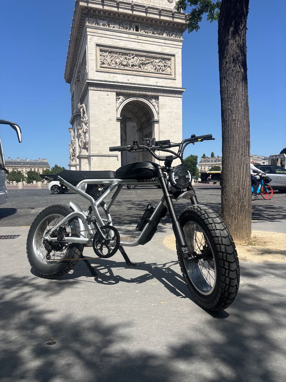 B52 — Fat bike électrique premium BOUBOU BICLOO® · Paris Arc de Triomphe
