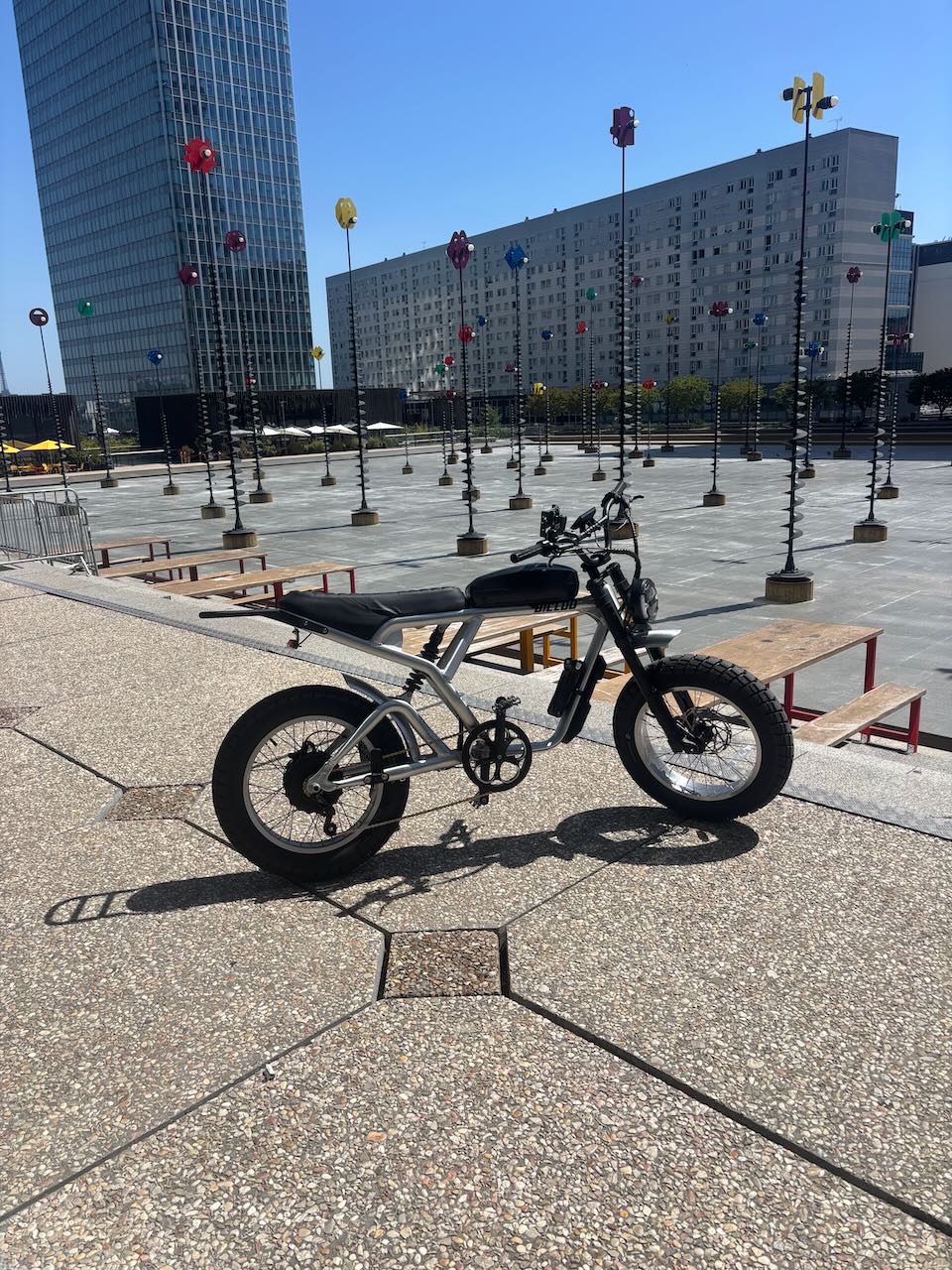 B52 Alu Brossé — La Défense, Paris