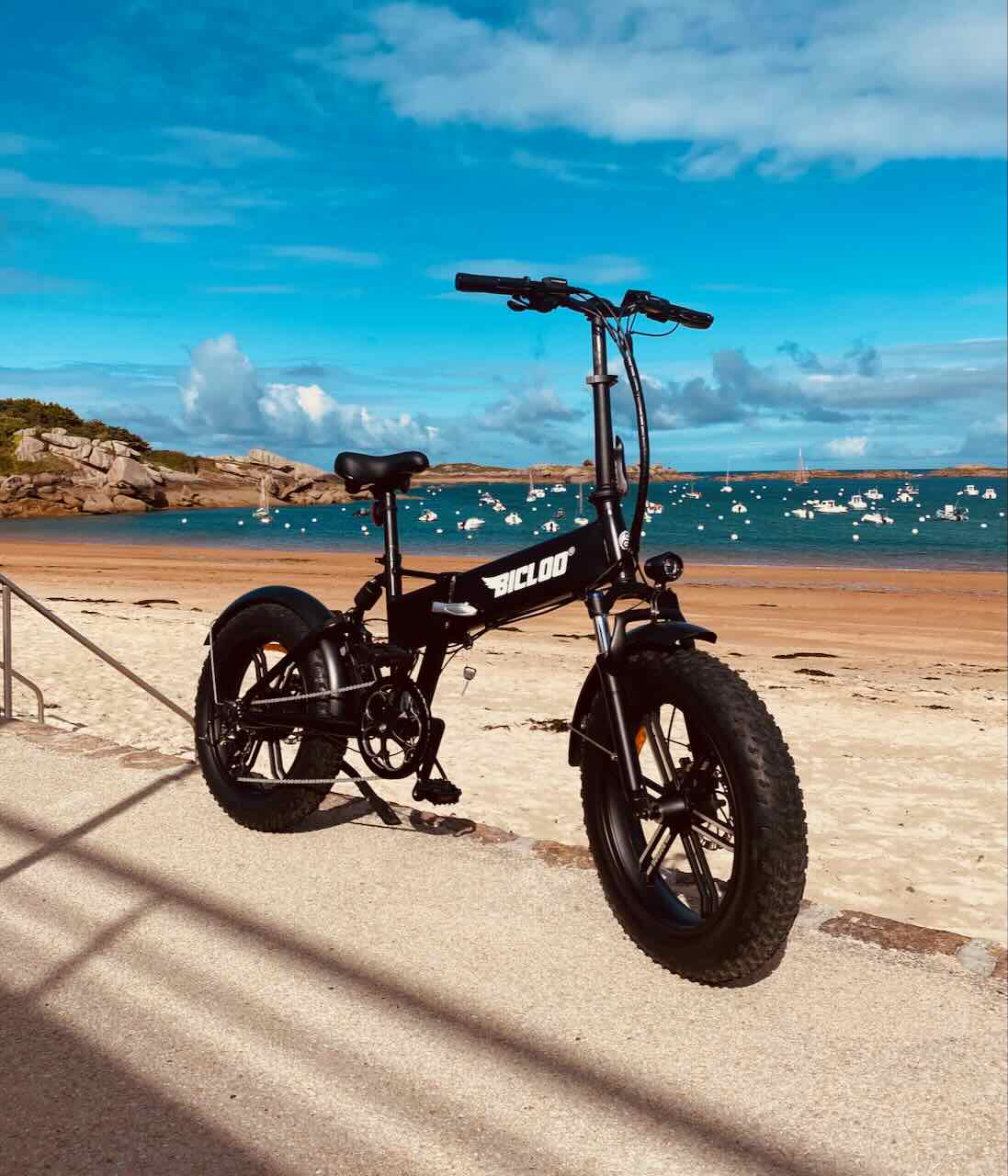 MATH® — Fat bike électrique pliable 3 parties, plage bretonne Côte de Granit Rose, Ploumanac'h
