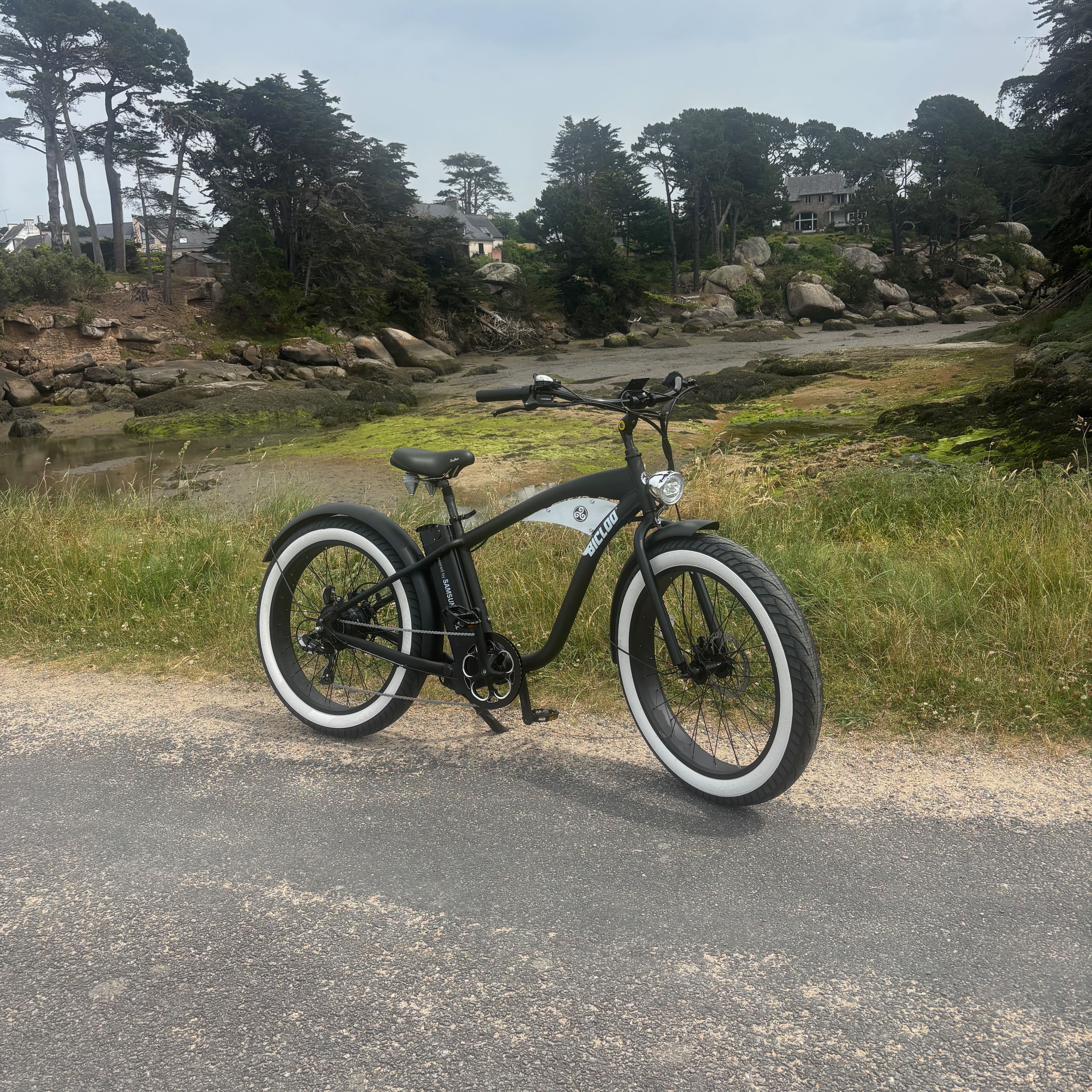 L'ORIGINAL® Noir pneus flancs blancs — Fat bike électrique BOUBOU BICLOO® Côte de Granit Rose