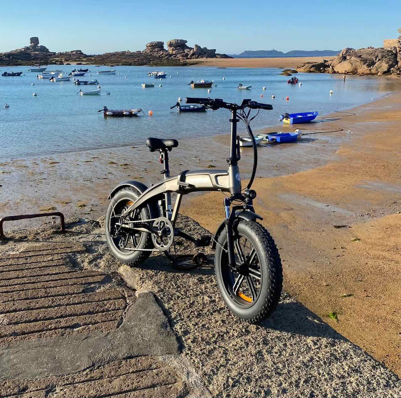 ROKO® — Fat bike électrique pliable sur la Côte de Granit Rose, Ploumanac'h