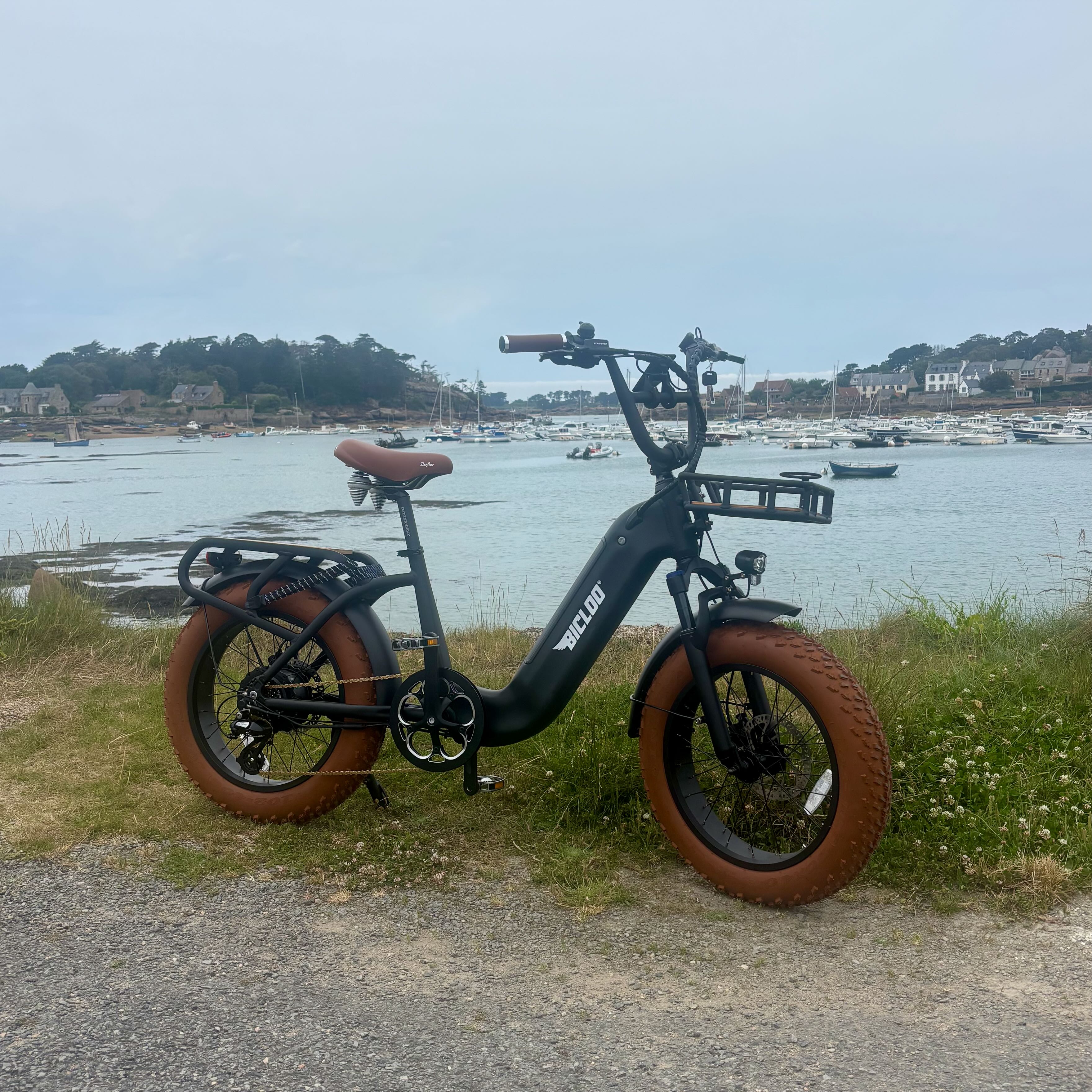 RUNABOUT® Noir & Marron extérieur — Fat bike électrique BOUBOU BICLOO® Bretagne