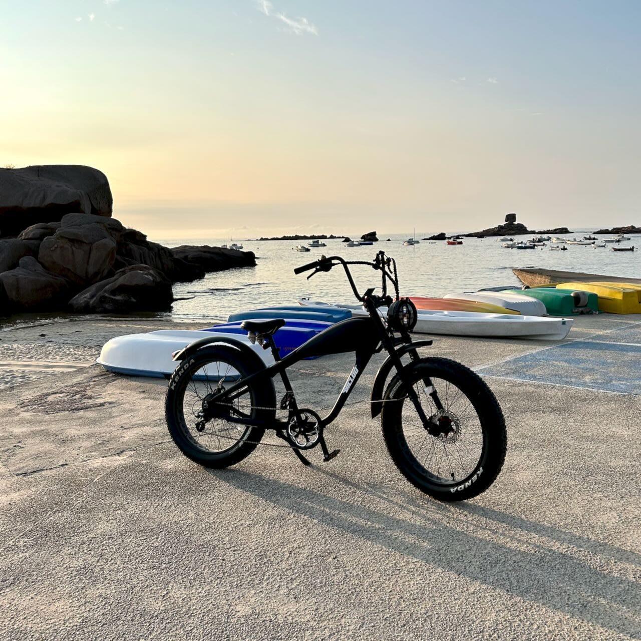 SPRINGER® — Fat bike électrique chopper, coucher de soleil Côte de Granit Rose, Ploumanac'h