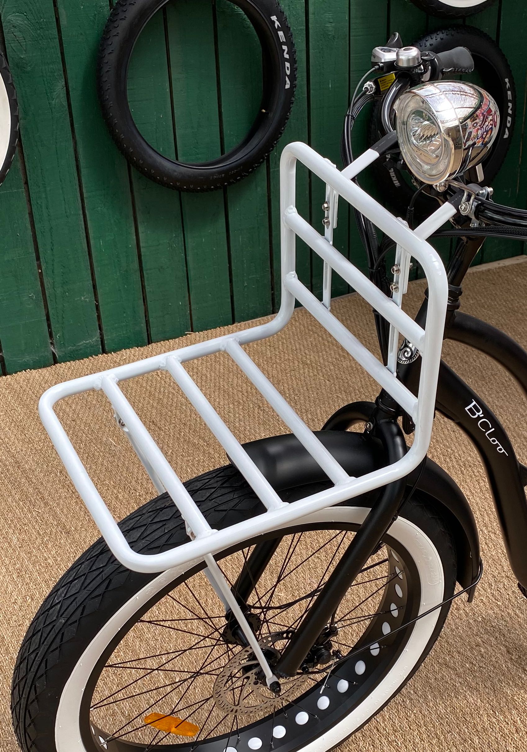 Fat bike vélo bicycle bike tout terrain électrique assistance location vente bouboubicloo b’cloo fait main porte bagage paquets roue avant