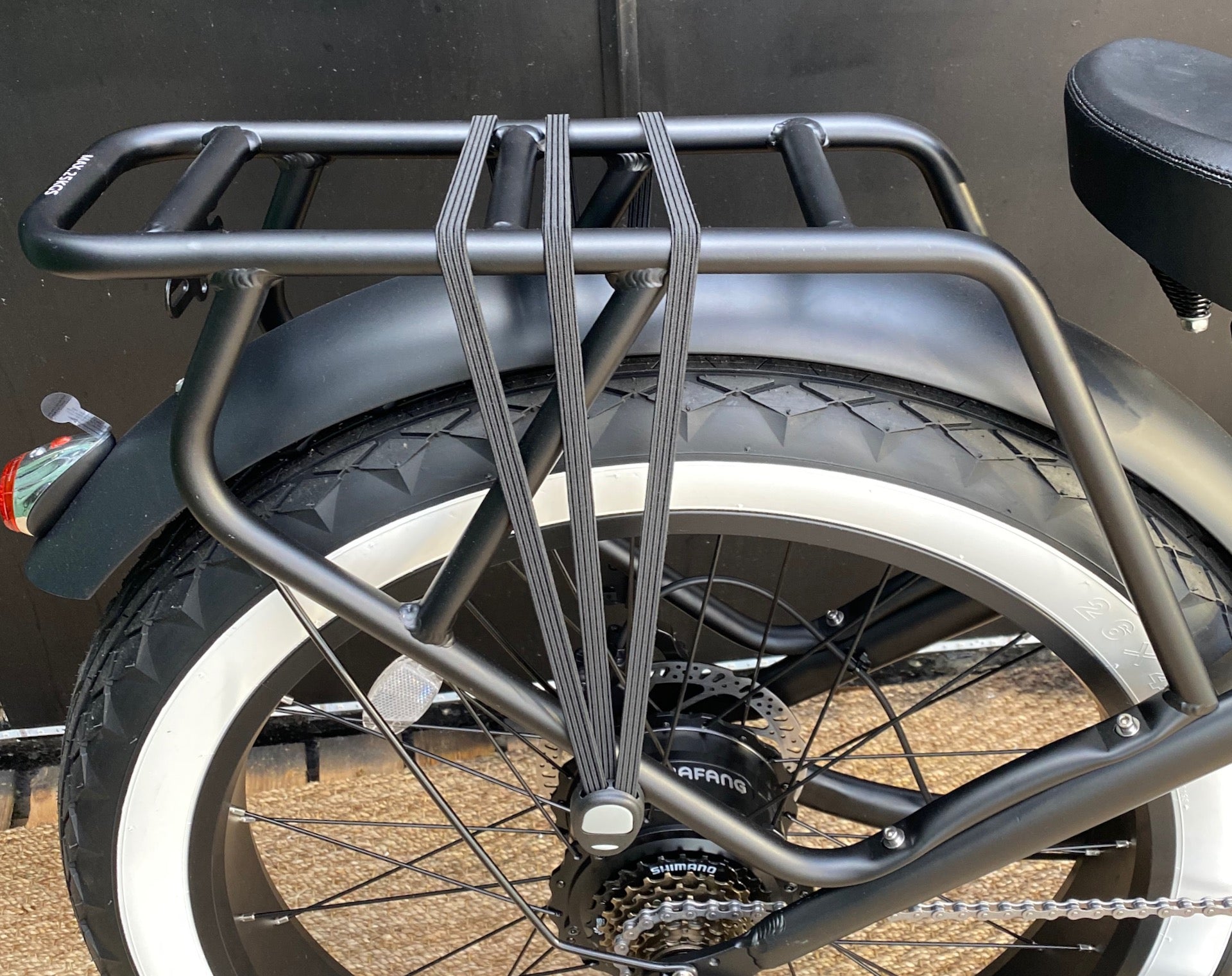Fat bike vélo bicycle bike tout terrain électrique assistance location vente bouboubicloo b’cloo fait main porte bagage roue arrière